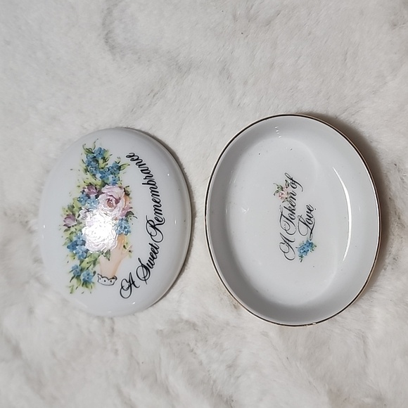 AVON VALENTINES DAY  1982 A SWEET  REMEMBERENCE  TRINKET BOX. - Picture 2 of 5